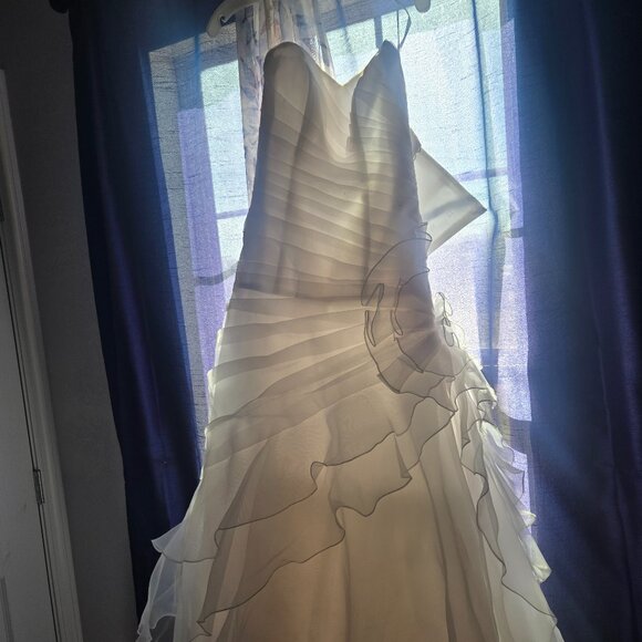 Wedding dress - Picture 1 of 6